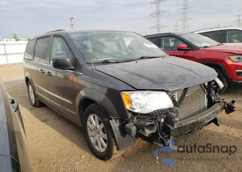 2015 Chrysler Town & Country Touring z USA, uszkodzony, nr VIN 2C4RC1BG0FR716636